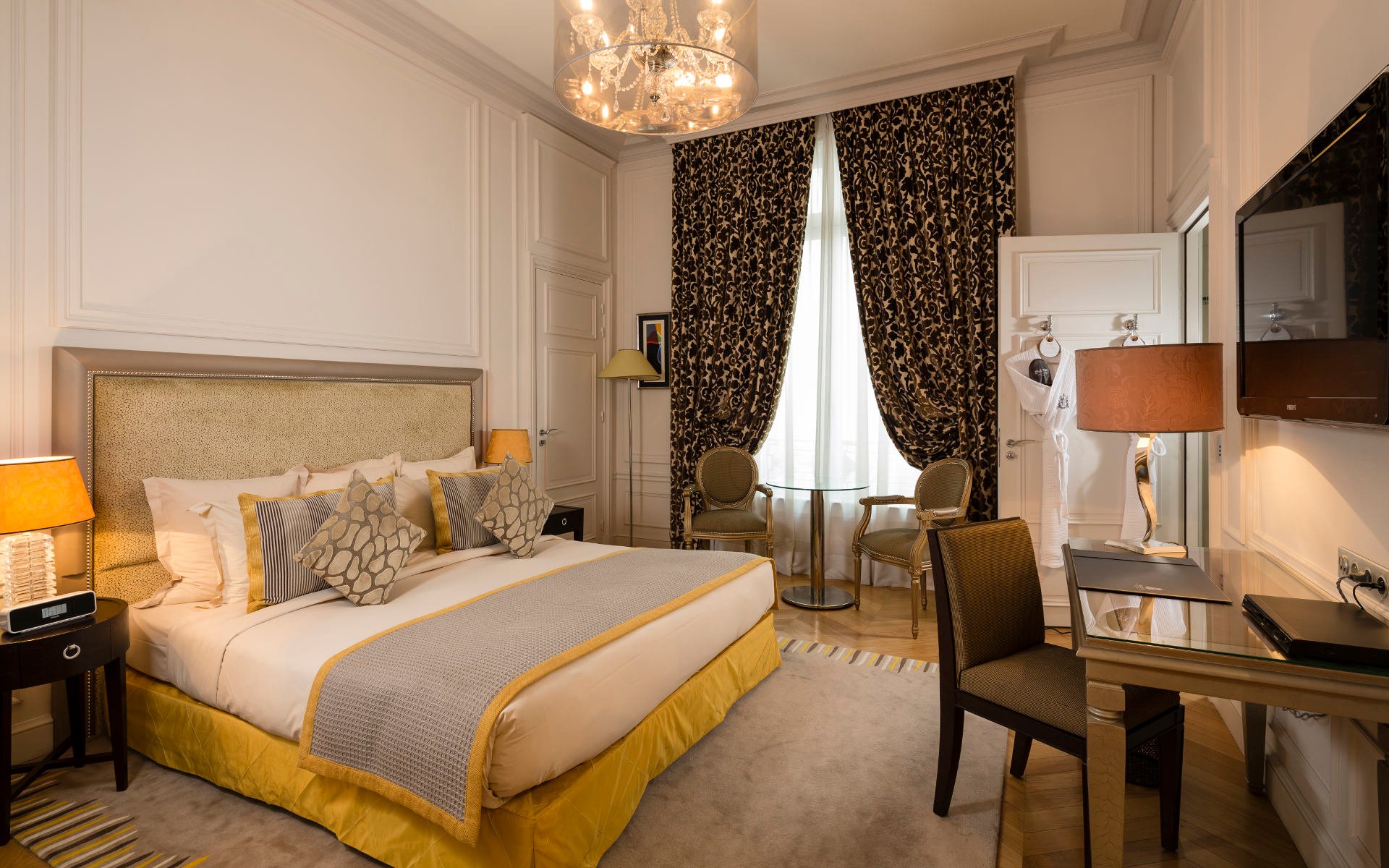 260/Rooms/Grand deluxe/Room Grand Deluxe 2-  Majestic Hotel-Spa.jpg